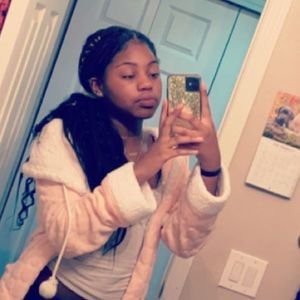 Meet your Posher, Aynia